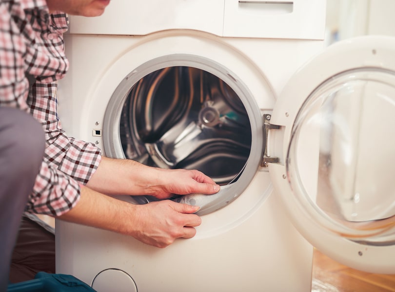 Técnico Reparando Lavadora Zanussi Técnico Reparando Lavadora Zanussi
