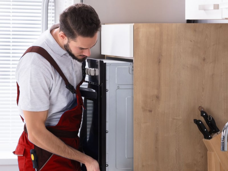 Técnico Reparando Horno Zanussi Técnico Reparando Horno Zanussi