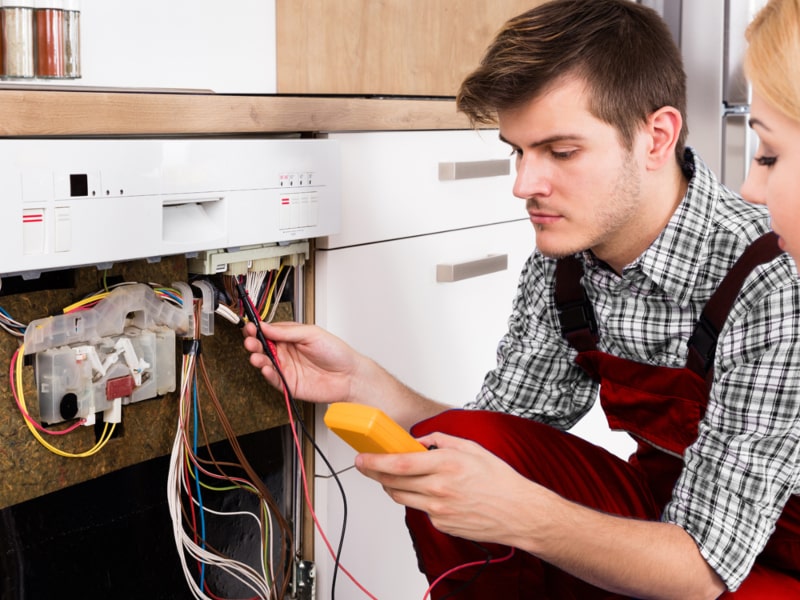 Técnico Reparando Lavavajillas Zanussi Técnico Reparando Lavavajillas Zanussi