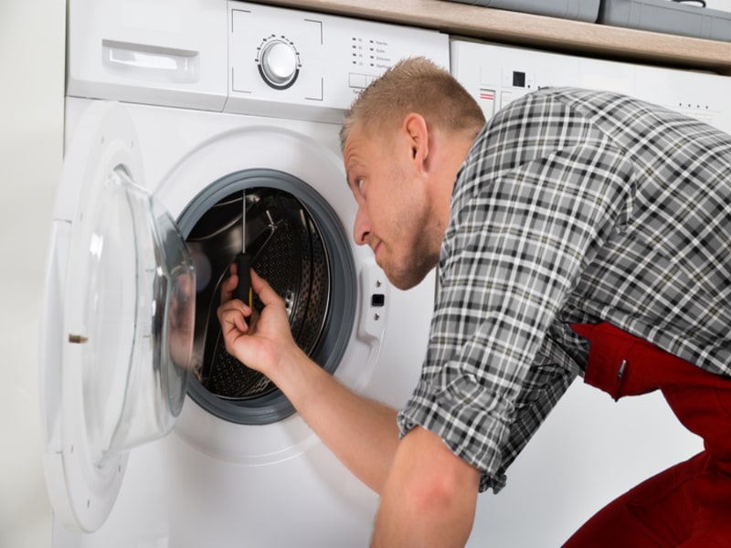 Técnico Reparando Secadora Zanussi Técnico Reparando Secadora Zanussi