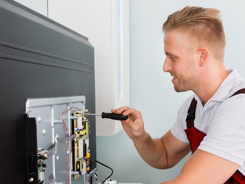Técnico Reparando Televisor Zanussi Técnico Reparando Televisor Zanussi