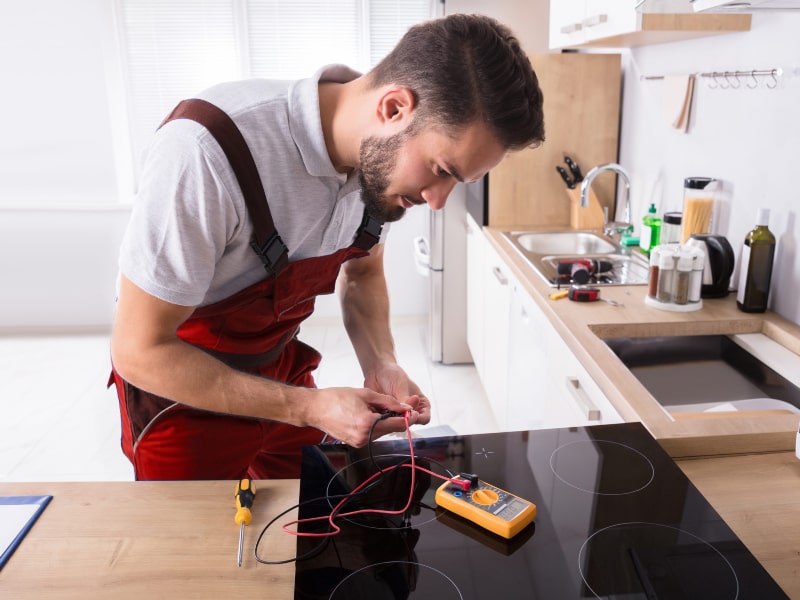 Técnico Reparando Vitrocerámica Zanussi Técnico Reparando Vitrocerámica Zanussi